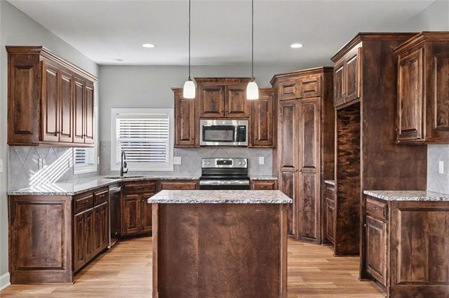 28600 W 162nd Place, Gardner, KS 66030