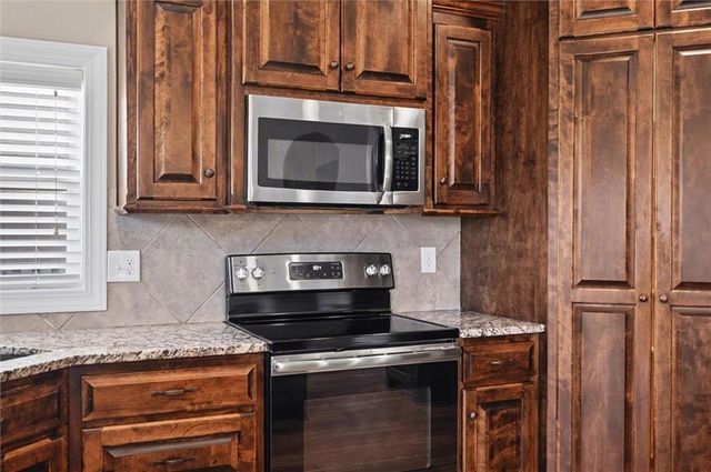 28600 W 162nd Place, Gardner, KS 66030