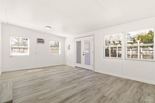 5125 Central Dr, Pace, FL 32571