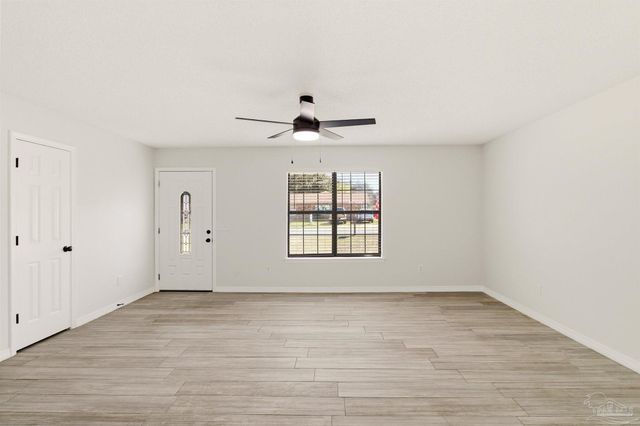 5125 Central Dr, Pace, FL 32571