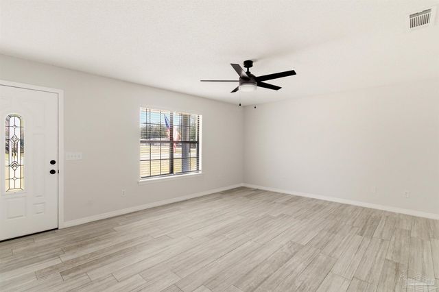 5125 Central Dr, Pace, FL 32571