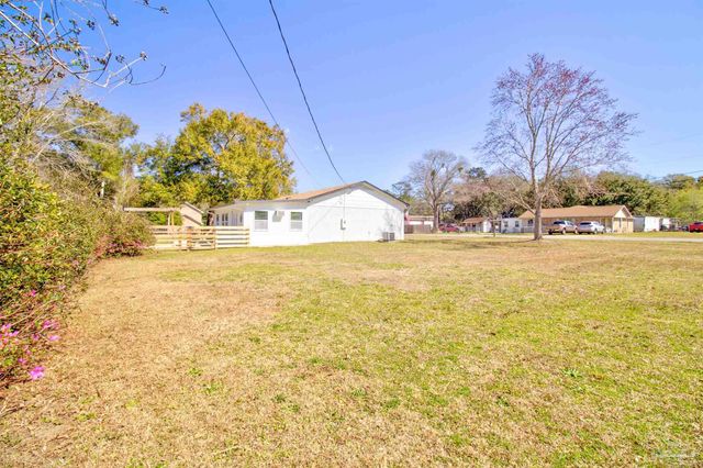 5125 Central Dr, Pace, FL 32571