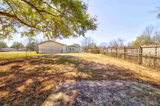 5125 Central Dr, Pace, FL 32571