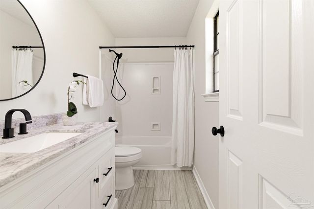 5125 Central Dr, Pace, FL 32571