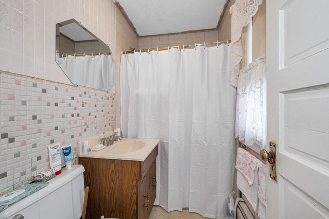 66 Seventh Ave, Lowell, MA 01854