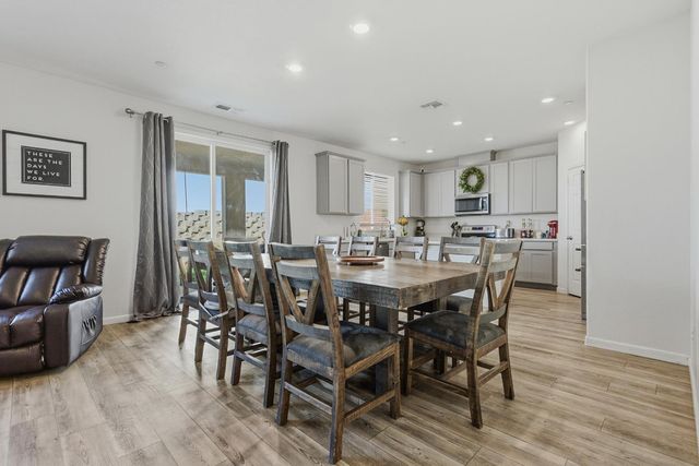 8025 Hughes Ct, Citrus Heights, CA 95610