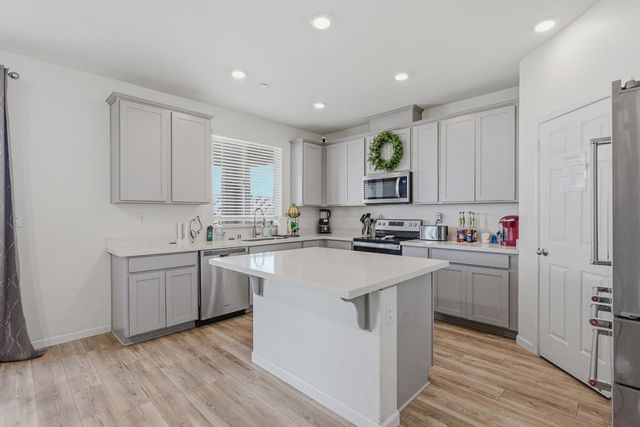 8025 Hughes Ct, Citrus Heights, CA 95610