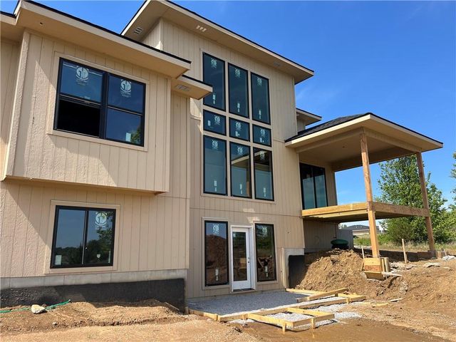 517 Bentwater Drive, Raymore, MO 64083