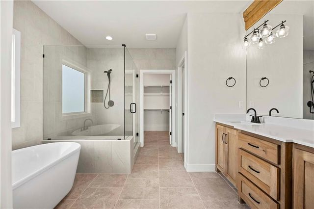 517 Bentwater Drive, Raymore, MO 64083