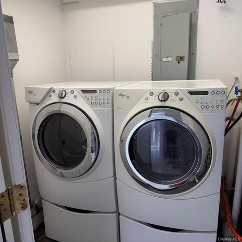 10 The Spur, Syosset, NY 11791