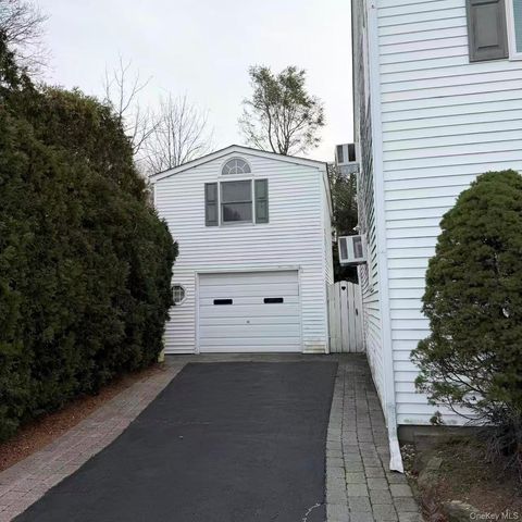 10 The Spur, Syosset, NY 11791