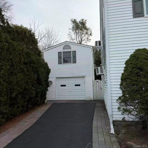 10 The Spur, Syosset, NY 11791