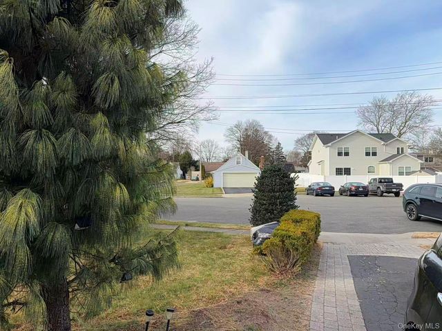 10 The Spur, Syosset, NY 11791