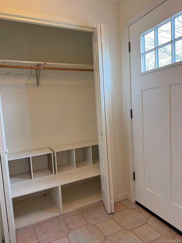 10 The Spur, Syosset, NY 11791