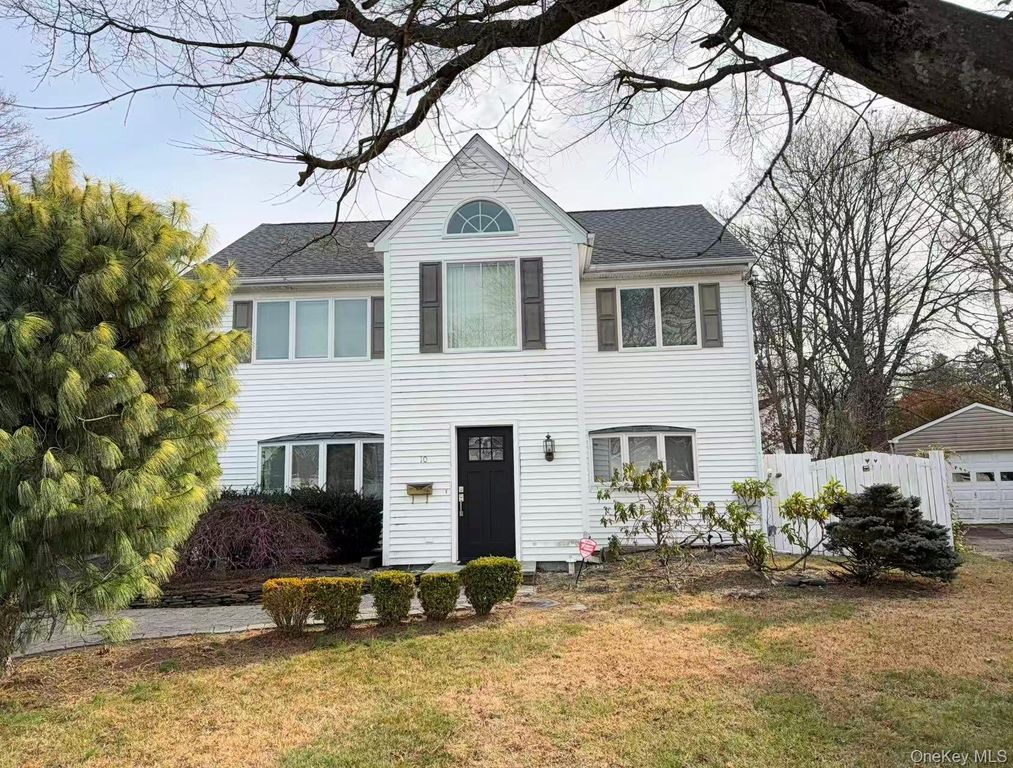 10 The Spur, Syosset, NY 11791