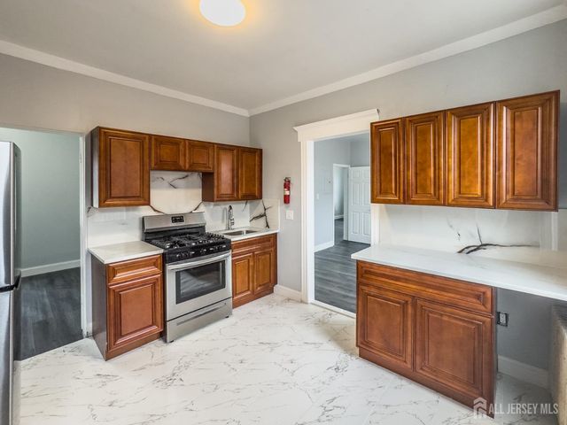 556 Roosevelt Avenue 2, Carteret, NJ 07008