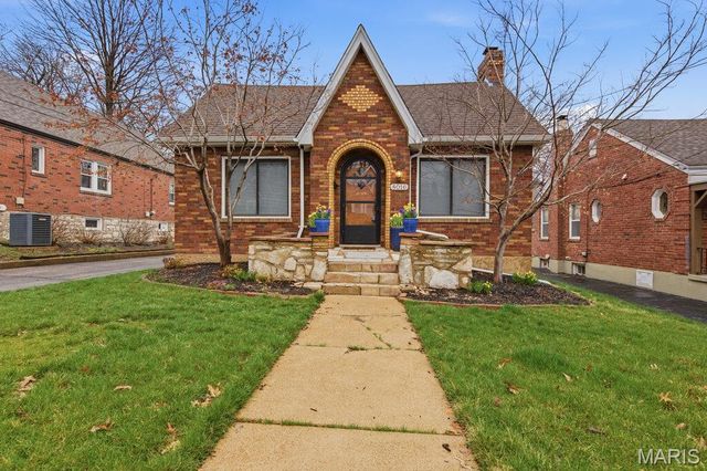 8016 Wynwood Drive, St Louis, MO 63123