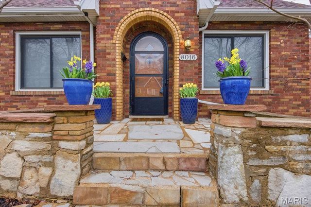 8016 Wynwood Drive, St Louis, MO 63123