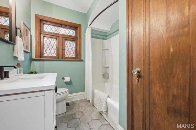 8016 Wynwood Drive, St Louis, MO 63123