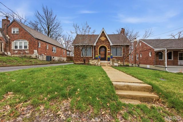 8016 Wynwood Drive, St Louis, MO 63123