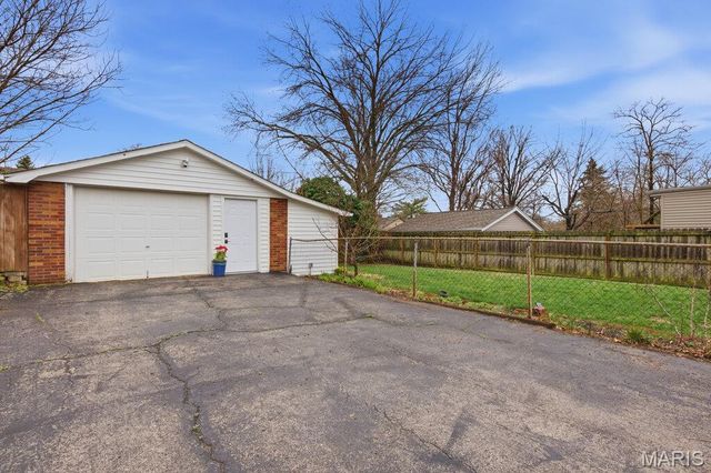 8016 Wynwood Drive, St Louis, MO 63123