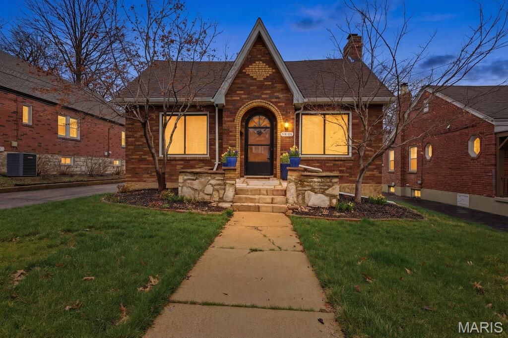 8016 Wynwood Drive, St Louis, MO 63123