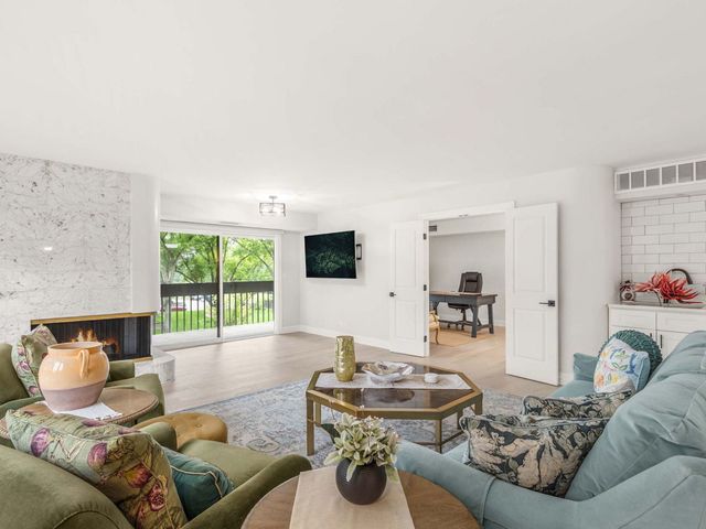 1621 Mission Hills Road N201, Northbrook, IL 60062