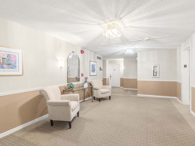 1621 Mission Hills Road N201, Northbrook, IL 60062