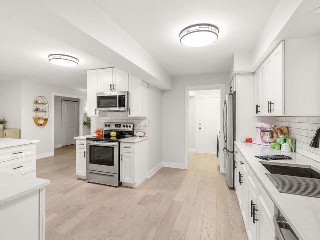 1621 Mission Hills Road N201, Northbrook, IL 60062