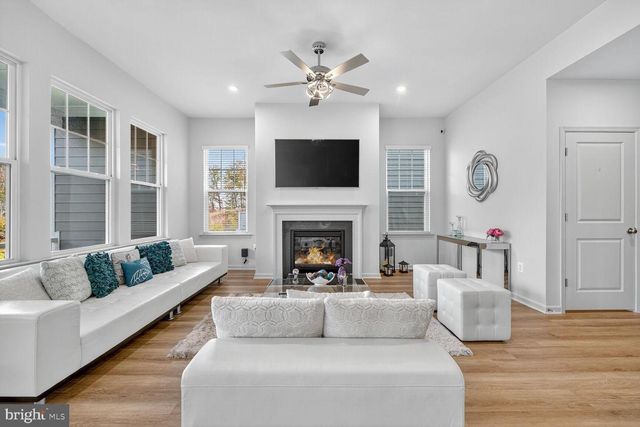 17945 WOODS OVERLOOK DR, Dumfries, VA 22026