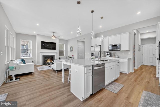 17945 WOODS OVERLOOK DR, Dumfries, VA 22026