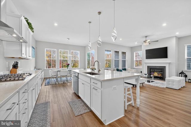 17945 WOODS OVERLOOK DR, Dumfries, VA 22026
