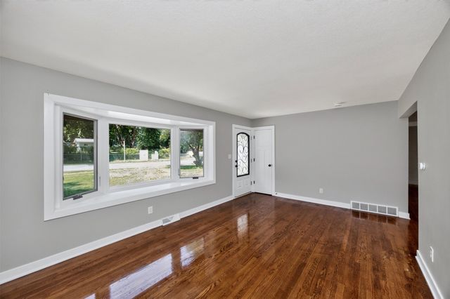 2267 NW 80th Place, Clive, IA 50325