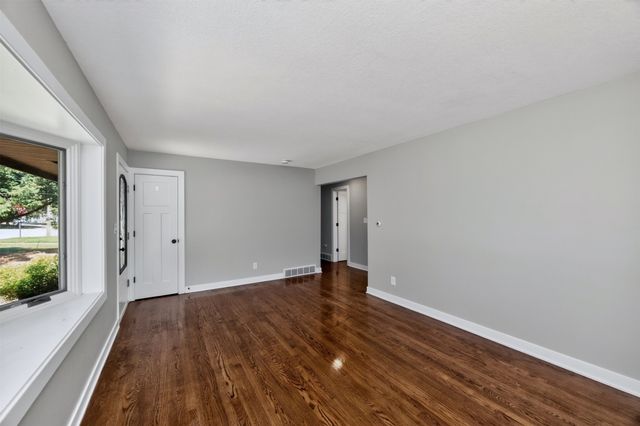 2267 NW 80th Place, Clive, IA 50325