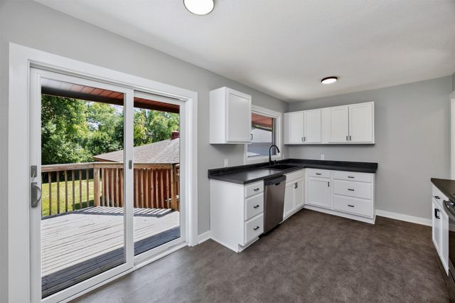 2267 NW 80th Place, Clive, IA 50325