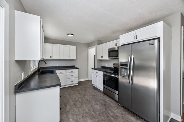 2267 NW 80th Place, Clive, IA 50325