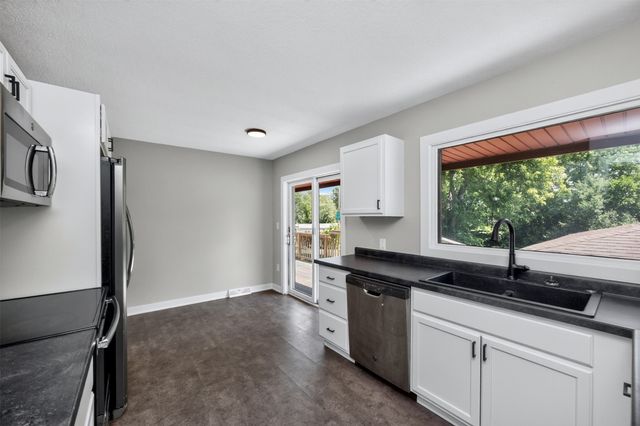 2267 NW 80th Place, Clive, IA 50325