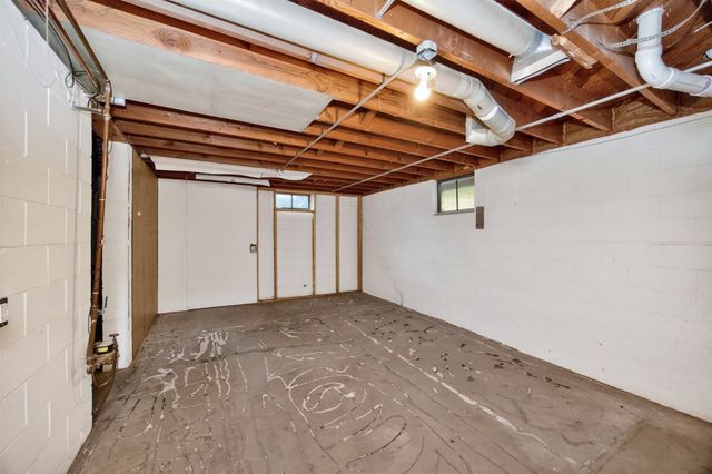 2267 NW 80th Place, Clive, IA 50325