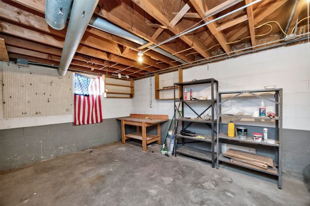 2267 NW 80th Place, Clive, IA 50325