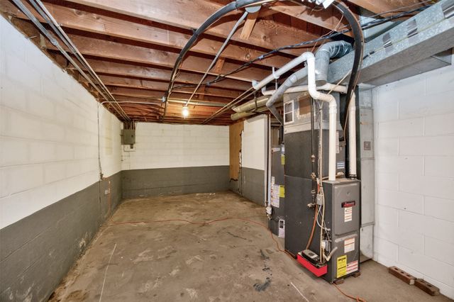 2267 NW 80th Place, Clive, IA 50325