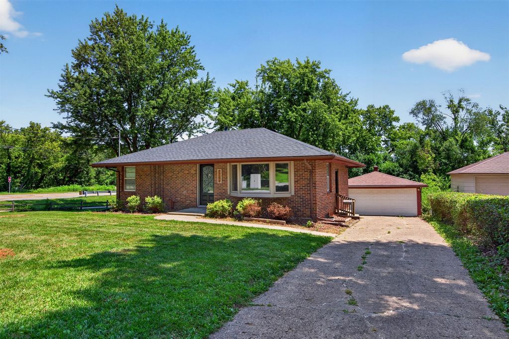 2267 NW 80th Place, Clive, IA 50325