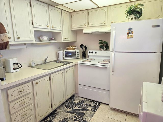 2180 Lake Osborne Drive 7, Lake Worth Beach, FL 33461