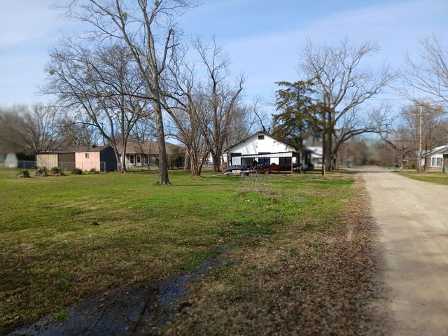 403 Monroe Street, Deport, TX 75435