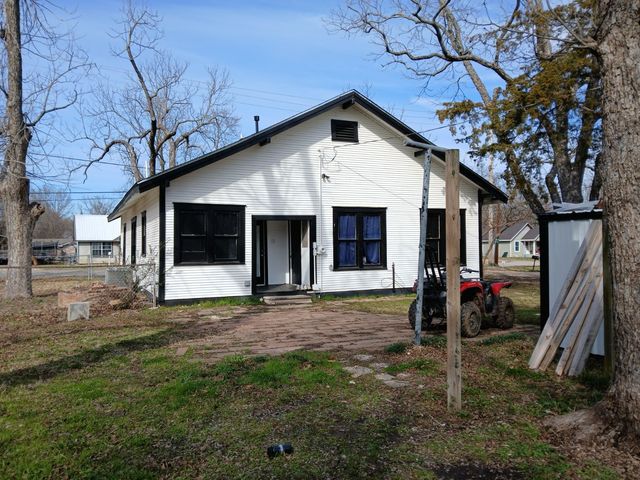 403 Monroe Street, Deport, TX 75435