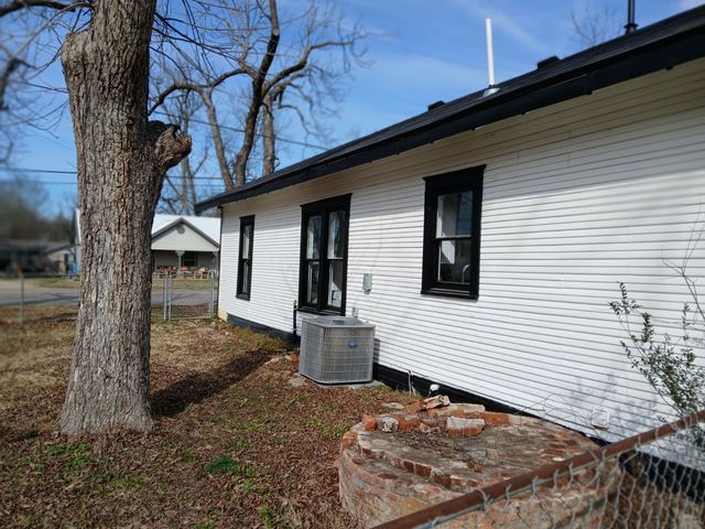 403 Monroe Street, Deport, TX 75435