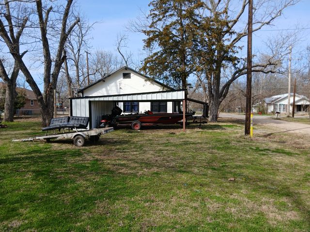 403 Monroe Street, Deport, TX 75435