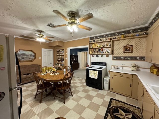 102 South Pine Street, Calvert, TX 77837