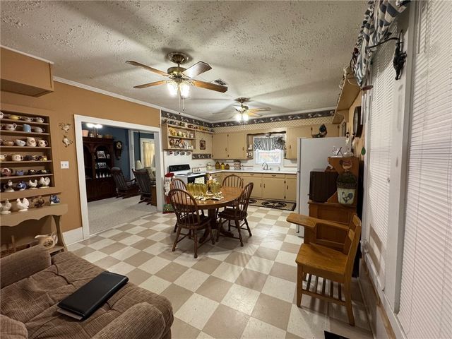 102 South Pine Street, Calvert, TX 77837