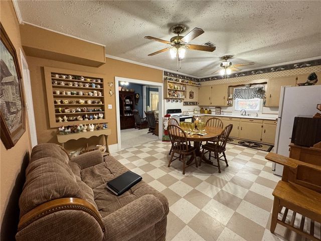 102 South Pine Street, Calvert, TX 77837