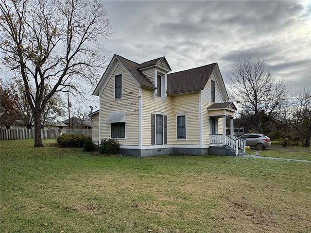 102 South Pine Street, Calvert, TX 77837